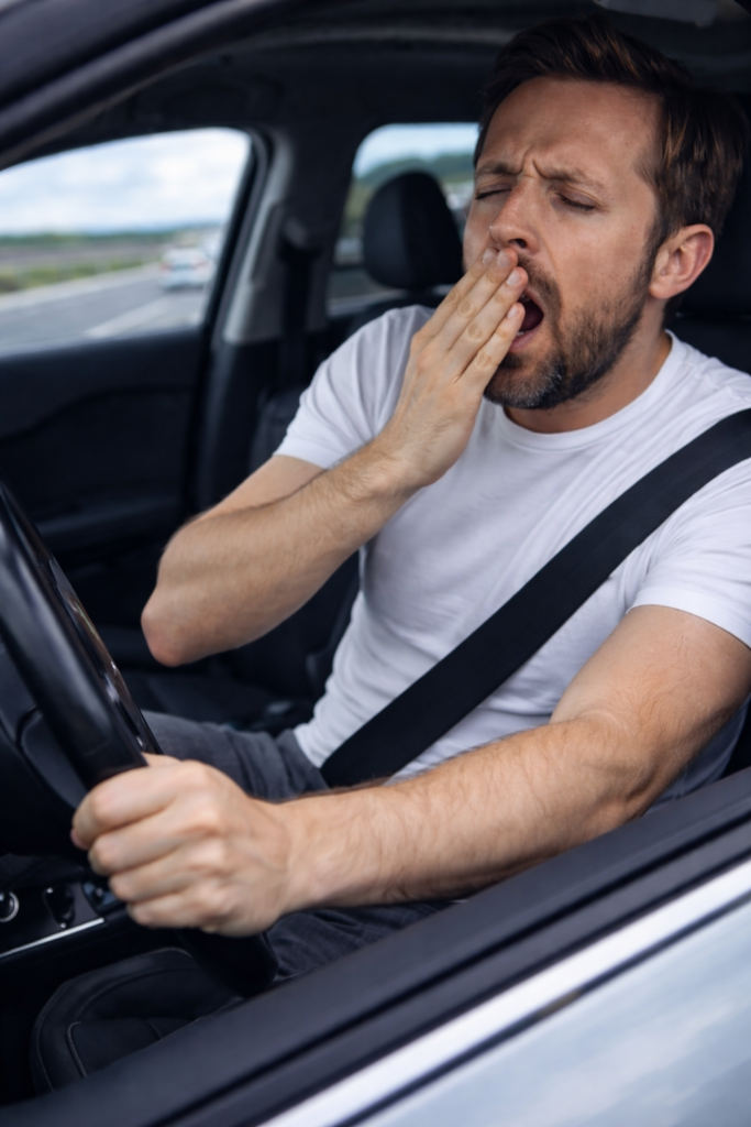Müde am Steuer? So bleibst du auf langen Fahrten wach!