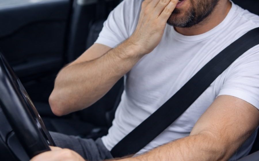 Müde am Steuer? So bleibst du auf langen Fahrten wach!